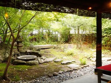 カウンターからは日本庭園を眺めることができます。 - 旅処　結（YUI） 【古民家】カウンターキッチン付きレンタルスペース！の設備の写真