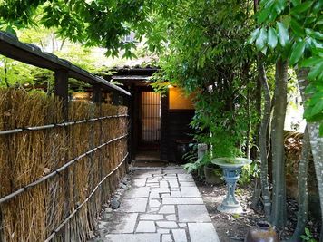 通路を通ると入り口があります！ - 旅処　結（YUI） 【古民家】カウンターキッチン付きレンタルスペース！の入口の写真