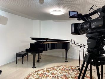 箕面萱野駅から徒歩5分の「完全防音」音楽スタジオ、C4グランドピアノ設置、30分800円で利用できます！  ☑︎ 24時間使える - アトリエ箕面