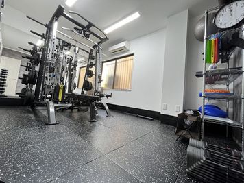 スクワットやベンチプレスなど様々なトレーニングが可能です。 - MIYAZAKI GYM錦糸町店 MIYAZAKI GYM錦糸町店【ルームB】の室内の写真