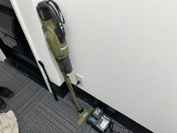 掃除機は、トレーニングの前または後にかけていただくようお願いします。 - MIYAZAKI GYM錦糸町店 MIYAZAKI GYM錦糸町店【ルームB】の室内の写真