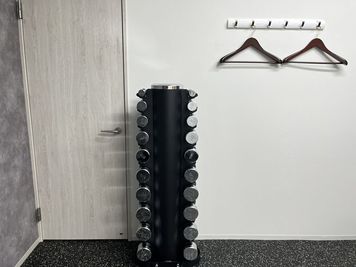 1㎏～10㎏の個別ダンベルもございます。 - MIYAZAKI GYM錦糸町店 MIYAZAKI GYM錦糸町店【ルームB】の室内の写真