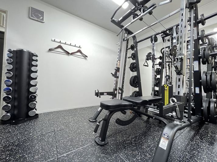 TUFF STUFF社製のスミス、ハーフラック、ケーブルが一体になったマルチラックです。 - MIYAZAKI GYM錦糸町店 MIYAZAKI GYM錦糸町店【ルームB】の室内の写真