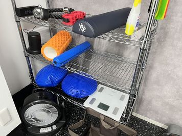 体重計やバランスディスク、ケーブル用アタッチメントなどの備品も充実。 - MIYAZAKI GYM錦糸町店 MIYAZAKI GYM錦糸町店【ルームB】の室内の写真