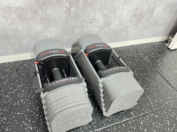 41㎏まで調整可能なパワーブロック(ダンベル) - MIYAZAKI GYM錦糸町店 MIYAZAKI GYM錦糸町店【ルームB】の室内の写真