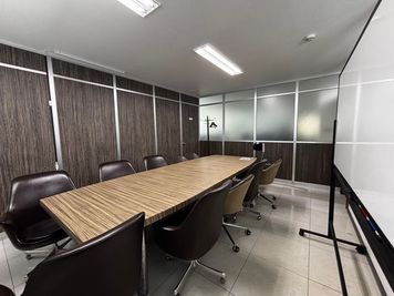 平和住宅情報センター仙台駅前店 2階応接室（個室10名利用可）の室内の写真