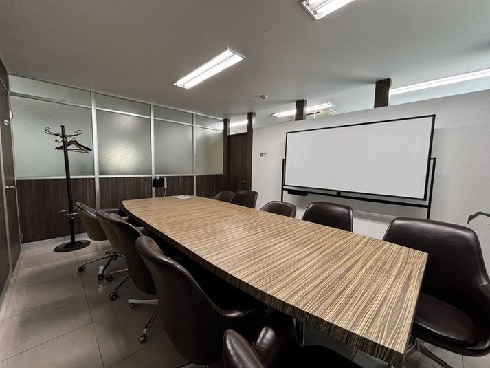 平和住宅情報センター仙台駅前店 2階応接室（個室10名利用可）の室内の写真