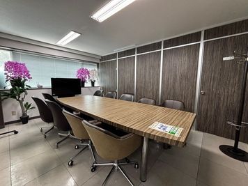 平和住宅情報センター仙台駅前店 2階応接室（個室10名利用可）の室内の写真