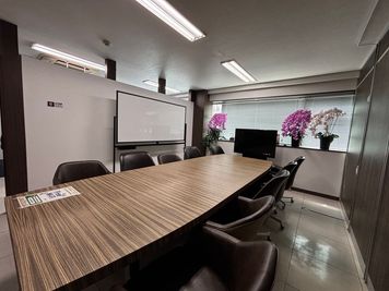 平和住宅情報センター仙台駅前店 2階応接室（個室10名利用可）の室内の写真