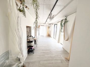 ｜白壁｜モルタル風｜ドライフラワー、造花×1０以上｜壁２種｜ベランダ撮影｜駅徒歩７分駐車場あり - レンタルサロンラベゼ