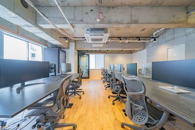 最大14名のご利用が可能です。全席モニター完備。 - SPOT表参道青山骨董通り入口 2nd 全席高級モニター・オフィスチェア完備のワークスペースの室内の写真
