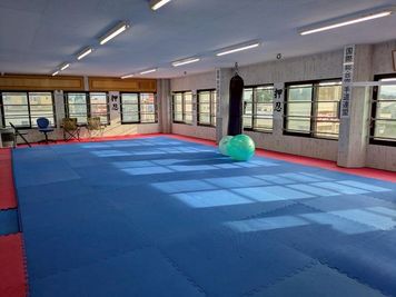 3階レンタル道場（柔術、空手、ヨガ、ダンス等）床：厚さ45㎜のマットで、2階筋トレ前のストレッチにも最適！ - 2階ジム+3階ルーム利用可※３階貸切は別途予約が必要 筋トレマシン充実ジムとレンタルスペース※3階貸切は別途予約が必要の室内の写真