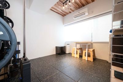 フリースペースも広々使えるので様々なトレーニングが可能！ - レンタルジムAivic横浜2号店の室内の写真