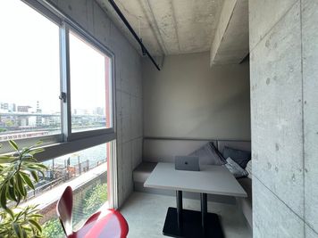 個室のスペースも隅田川を一望できます - ReBAR バーカウンター付き飲食店の室内の写真