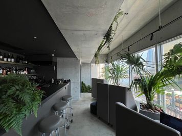 バーカウンターもあるモダンなデザイン - ReBAR バーカウンター付き飲食店の室内の写真