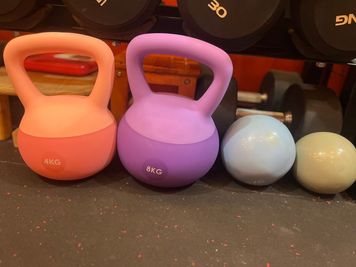 ケトルベルは、4kg 8kgがございます。 - Body field Japan北新地ジム 梅田北新地レンタルジムの設備の写真