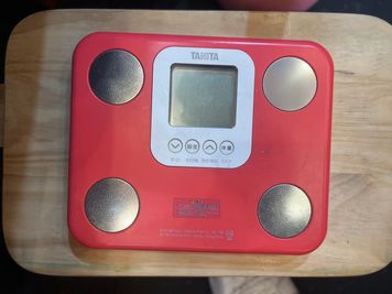 床のゴムの上に置くと正確な測定が出来ませんので木の台に乗せてご利用下さい。 - Body field Japan北新地ジム 梅田北新地レンタルジムの設備の写真