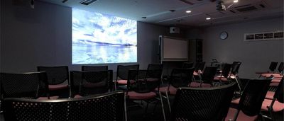 プロジェクターを正面の壁に投影できるので、スクリーン不用です。 - Esta青山 撮影専用ページ　RoomAの室内の写真