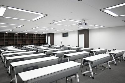 大会議室：スクール形式 81席(3名掛け)、54席(2名掛け) - YTL神保町貸会議室（大会議室）の室内の写真