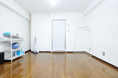 着替えスペースはキッチンに設けております。 - ピラティススタジオ bel.（ベル） マシンピラティス レンタルスタジオ　BELAの室内の写真