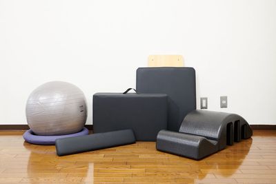 「スパインコレクター」「ジャンピングボード」「リフォーマーボックス」「バランスボール」
横浜駅近×設備充実×格安なマシンピラティススタジオ - ピラティススタジオ bel.（ベル） マシンピラティス レンタルスタジオ　BELAの設備の写真