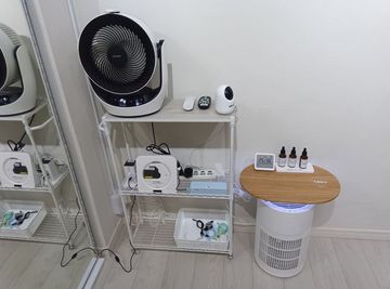 アロマディフューザー、CDプレイヤー、Bluetoothスピーカー、サーキュレーター、空気清浄機（置くだけ充電可能）、各種コード類 - レンタルスタジオ　Palette名古屋店の設備の写真