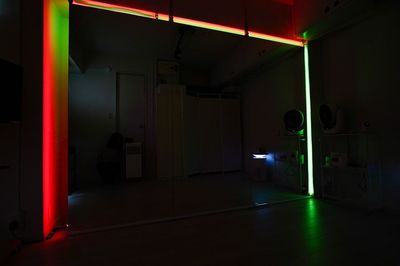 鏡の周りにはサウンドに合わせて光るＬＥＤライトも設置 - レンタルスタジオ　Palette名古屋店の設備の写真