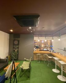 籐のソファーは4人掛けテーブルに変形できます。 - 芝生くるめC2.の室内の写真