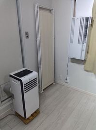 思った以上に名古屋は暑いので、ツインエアコンに　必要ならスポットクーラーもご使用ください - レンタルスタジオ　Palette名古屋店の設備の写真