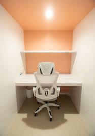 ととのい＋ 天井解放型個室ブース：3F集中席 ROOM3の室内の写真
