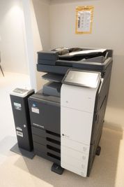 コピー機の利用も可（有料） - ととのい＋ 天井解放型個室ブース：3F集中席 ROOM3の設備の写真