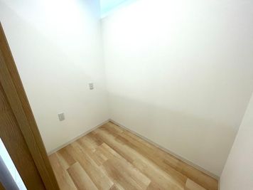 電源2口×2（計4コ）あり。テーブル、椅子等の備品はございません。 - みつばちさろん レンタルスペースの室内の写真