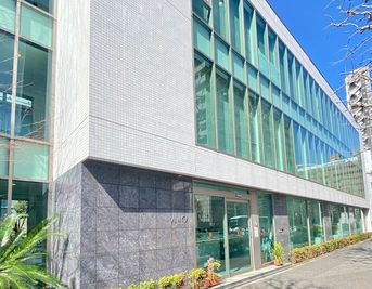 白を基調としたガラス張りで清潔感あるオフィスです。 - アスパ日本橋オフィス 201号室の外観の写真