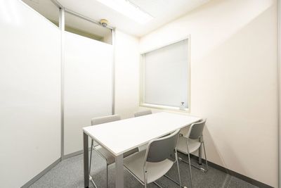 4名様でご利用いただける会議室です。 - 虎ノ門アントレサロン 4名会議室の室内の写真