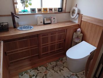 広々としたトイレ、車いすでの利用も可能です！ - 海光る町の民泊やぎみちの家 レンタルスペース（キッチン付き）の設備の写真