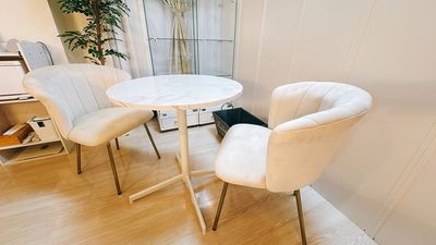 ２人掛けのテーブル＆チェア。テーブルはエレガントな大理石調。チェアは肌触りの良いベロア生地で座り心地も良好です。 - レンタルサロン hito-toki 道頓堀 レンタルサロンの設備の写真