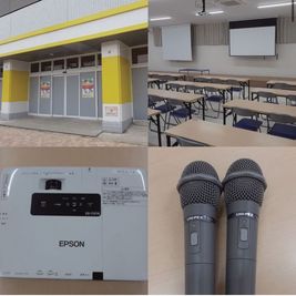 レンタルスペース尼崎北 100名着席の大型レンタルスペース！鏡設置で多目的使用可能！の室内の写真
