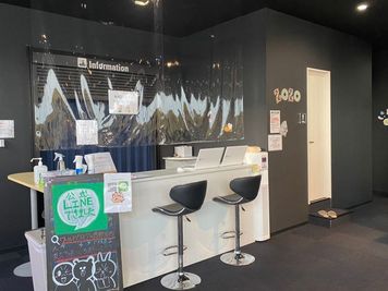 入口入ってすぐ左手にある受付です。 - ワールドプラスジム西那須野店 西那須野┃日中スペース利用可のフィットネスジムの室内の写真