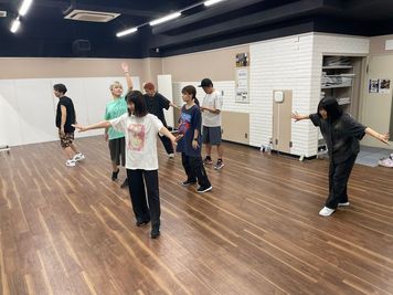 大人数での練習も可能。フォーメーション練習にも最適。 - THビル2階Aルーム 多目的スペース（会議室、セミナールーム、ダンススタジオ）の室内の写真