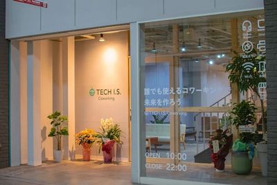 TECH I.S. Coworkingの入口の写真