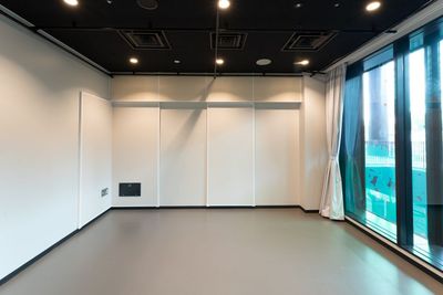 白を基調とした空間。ミニマムな空間で、練習やミーティング、イベント、ワークショップなど幅広くお使いいただけます。 - 扇町ミュージアムキューブ
