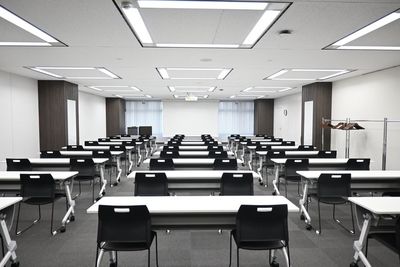 大会議室：スクール形式 81席(3名掛け)、54席(2名掛け) - YTL神保町貸会議室（大会議室）の室内の写真