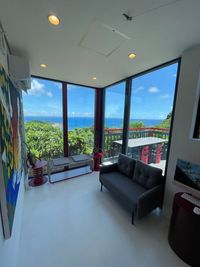 アート作品と眺望の良い2階の踊り場です。 - HANYAMA CAFE 眺望の良いオーシャンビューのコンテナハウスの室内の写真