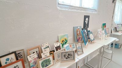 全面が白背景なので、アートギャラリーに最適です。作品がよく映えます。 - 六本木駅から徒歩5分のレンタルサロン＆フォトスタジオ 港区のレンタルスペースi'llfeel｜六本木店-スタジオ利用の室内の写真