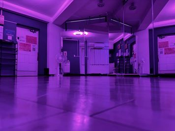 天井照明の１と２を紫系にするとこんな感じです。（色は数種類あります。1と２は色の種類が違います。） - 新宿ミネルバビル 東新宿歌舞伎町のだんだだん【3F】Dance the Danceの室内の写真