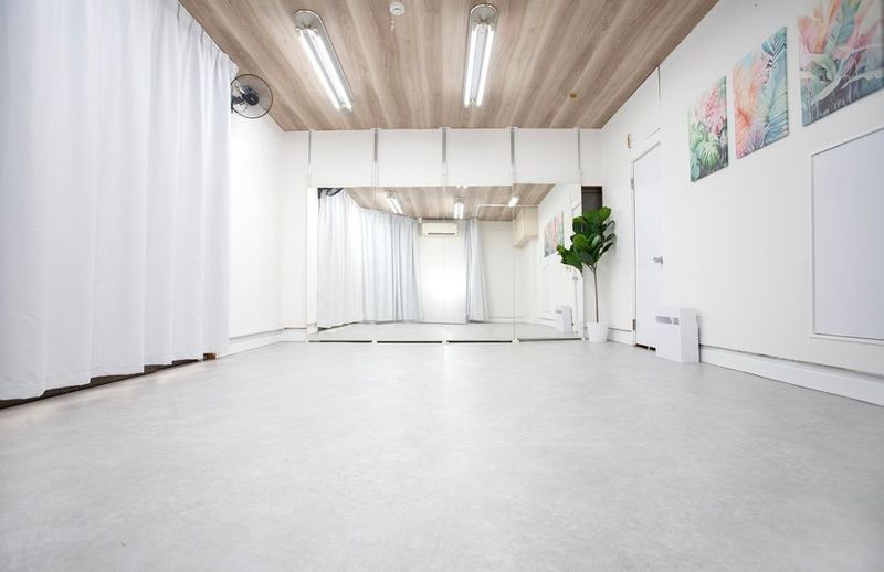 大きな鏡４枚平行に設置、グループでのダンスの練習等に適しています。
頂けます。
 - ダンススタジオ　友（ゆう）　湯島店 ●スタジオ友（ゆう）　御徒町・湯島店の室内の写真