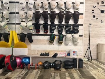 グローブは備え付けのビニール手袋を使用してください - vega kickbox堺筋本町 キックボクシング、ヨガスペースの室内の写真