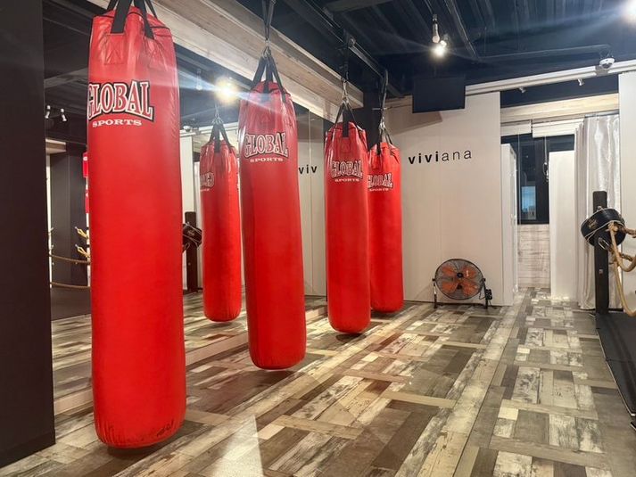 サンドバック4本 - vega kickbox堺筋本町 キックボクシング、ヨガスペースの室内の写真
