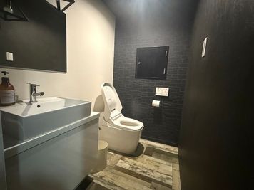 トイレ - vega kickbox堺筋本町 キックボクシング、ヨガスペースの室内の写真