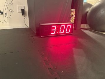 ラウンドタイマー - vega kickbox堺筋本町 キックボクシング、ヨガスペースの室内の写真